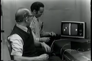 Ralph Baer filme en 1968 une démonstration de sa Brown Box
