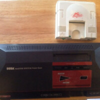Observez la différence de taille avec une SEGA Master System, console sortie à la même époque (1985 au Japon et 1987 en France) et beaucoup moins puissante.