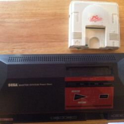 Observez la différence de taille avec une SEGA Master System, console sortie à la même époque (1985 au Japon et 1987 en France) et beaucoup moins puissante.