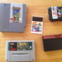 Une autre photo pour vous montrer la taille des cartes HuCard. Voyez par exemple la différence avec une cartouche NES.